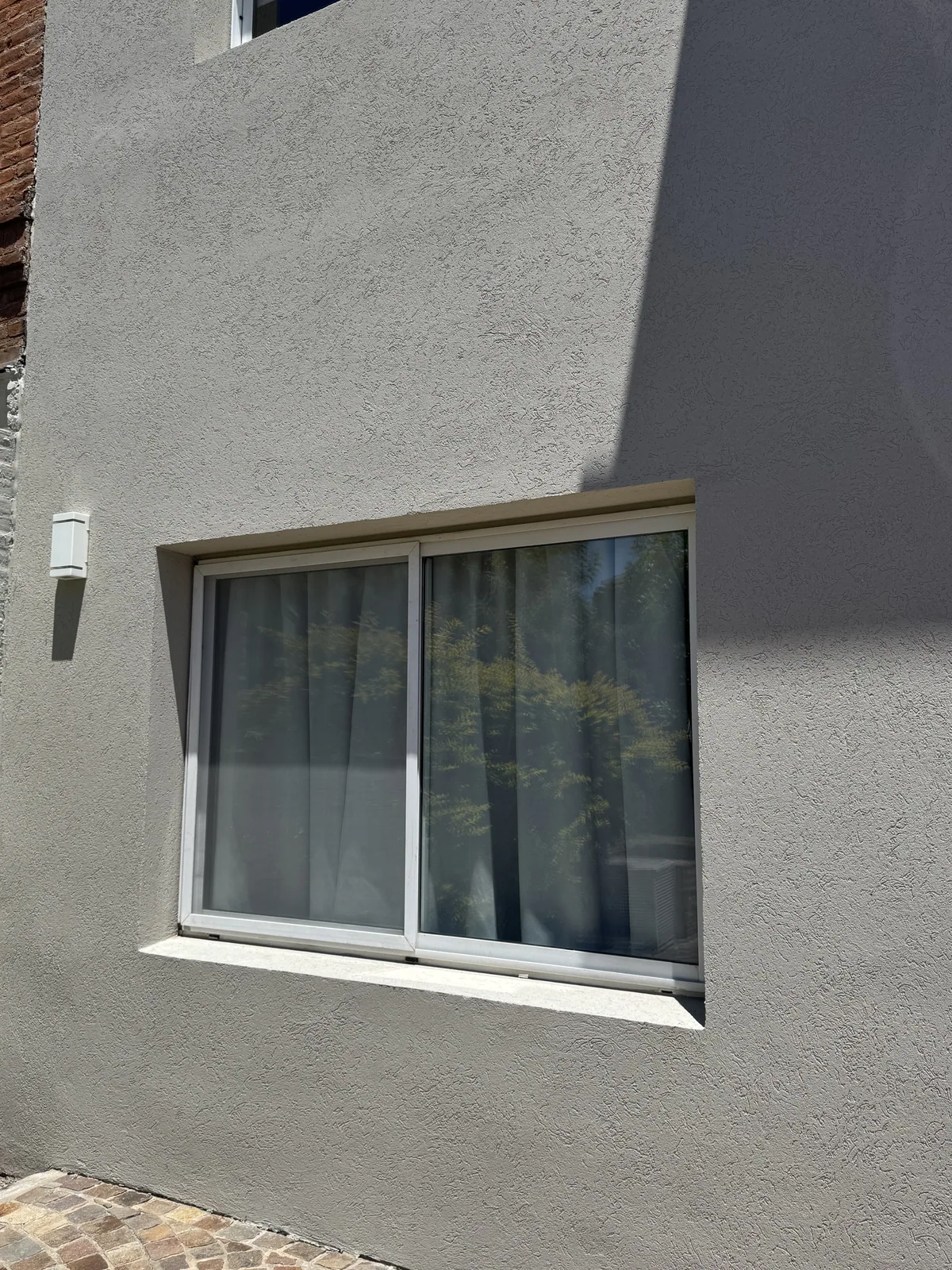 Ventana sin cortinas