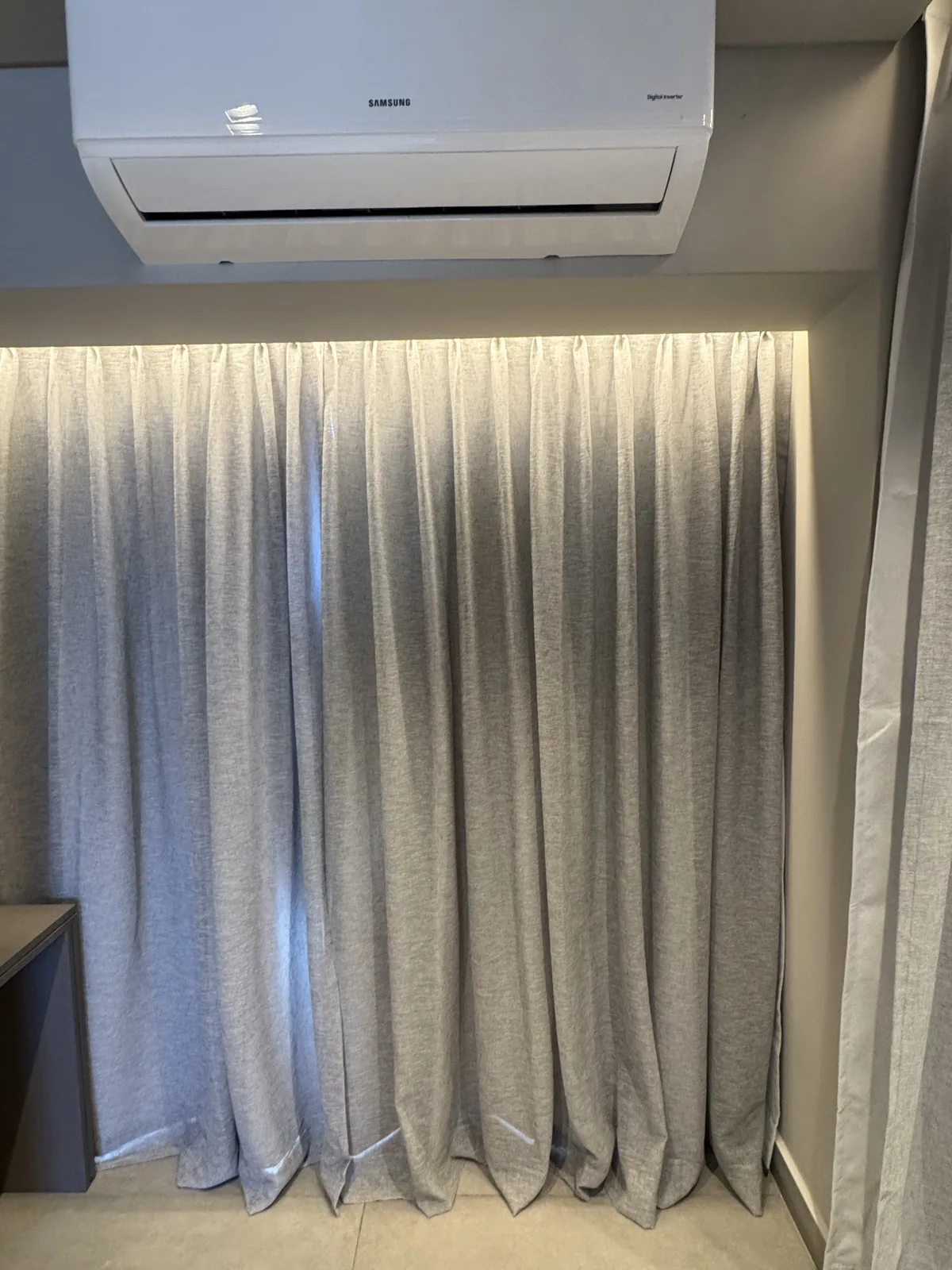 Cortina sheer pliegues sobre A/C