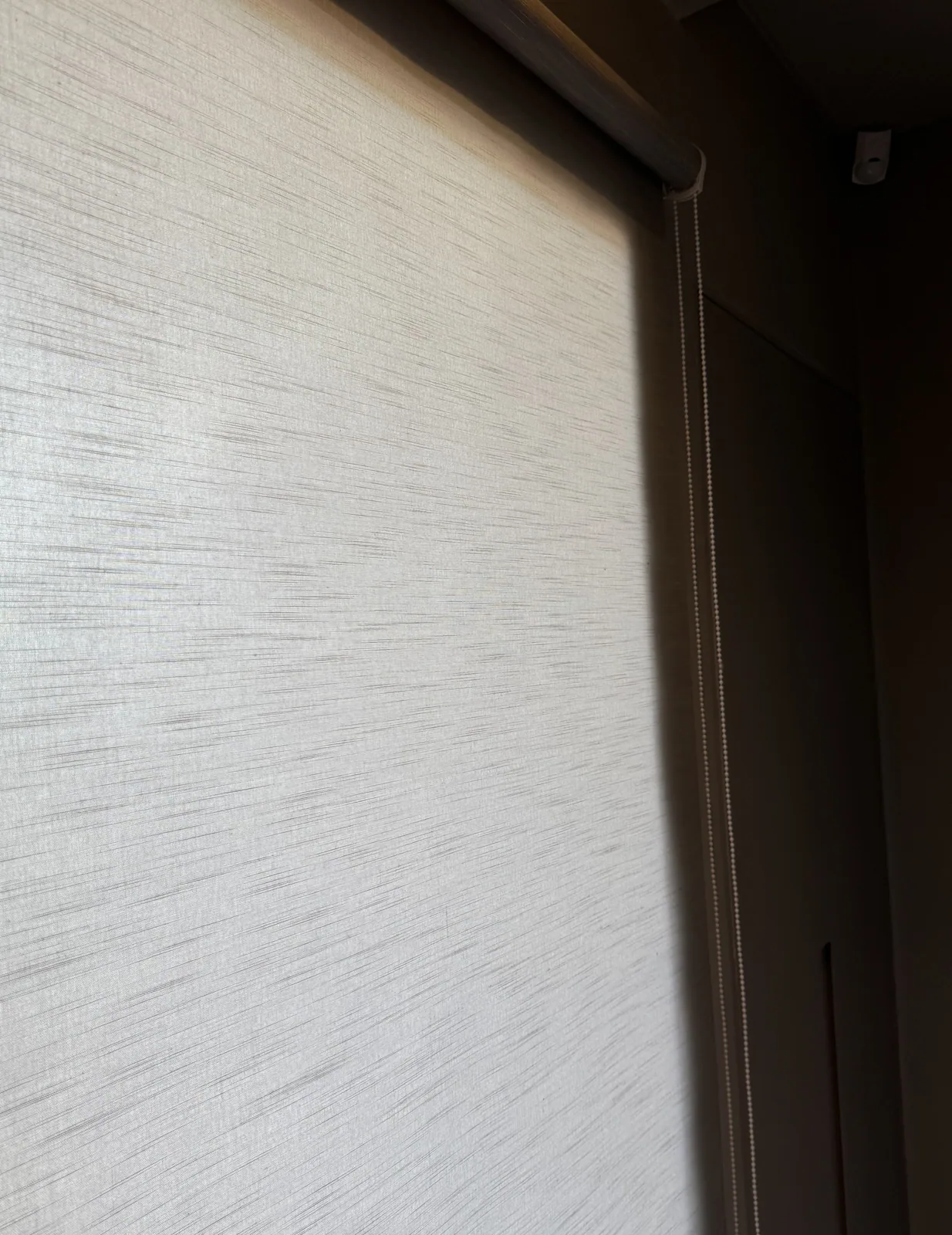 Cortina roller con tela texturada de calidad premium